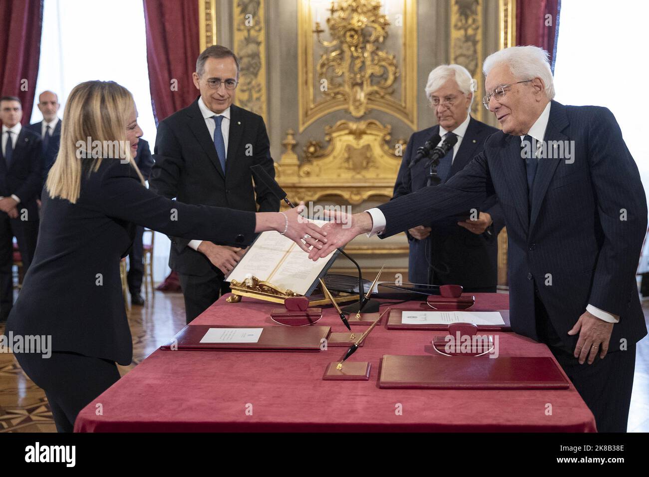 Die neue italienische Premierministerin Giorgia Meloni nimmt an der ...