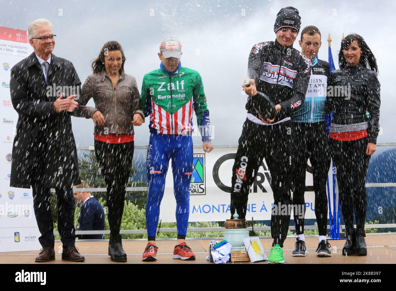 Jean-Marc Peillex, maire de Saint-Gervais-Mont-Blanc, Nicola Bagioli, coureur cycliste Italien, Mark Padun, Coureur cycliste Ukraine, vainqueur de l Stockfoto