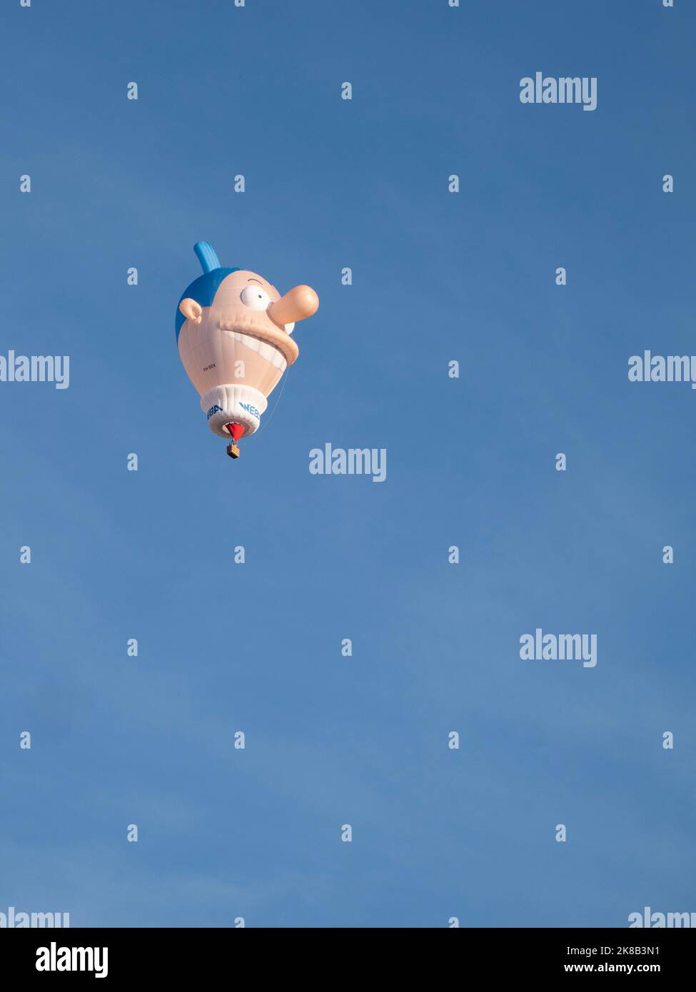 Sint Niklaas, Belgien, 04. September 2022, Heißluftballon in Sonderform aus dem Möbelhaus WEBA hoch in den Himmel Stockfoto