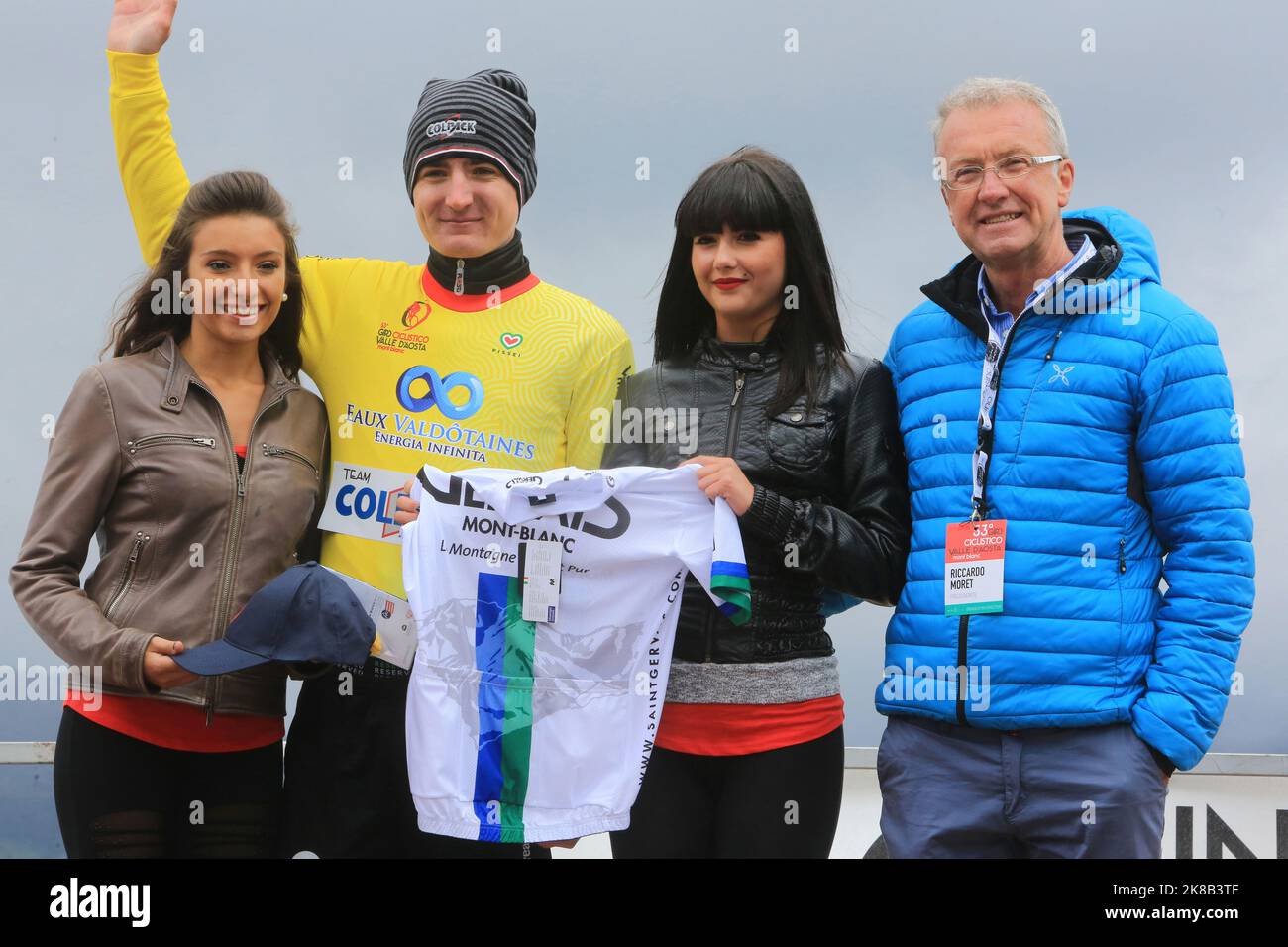 Mark Padun, maillot jaune, vainqueur de l'étape et Riccardo Moret, maire de Valgrisenche. Podium. 2 ème étape du Tour du Val d'Aoste. 14 Juillet 2016. Stockfoto