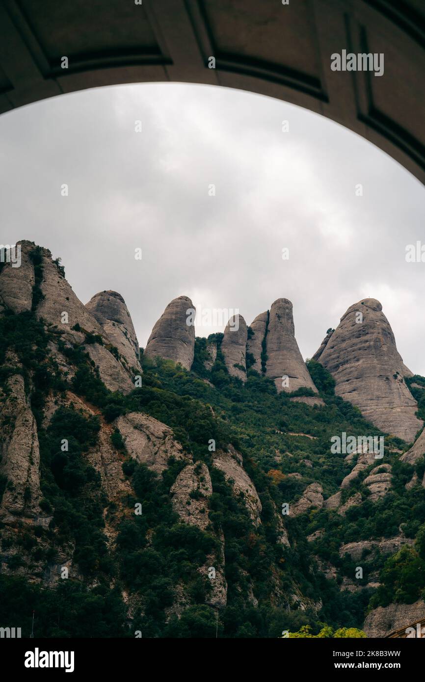 Montserrat bei bewölktem Wetter während der Spätsommersaison. Barcelona Katalonien Spanien Stockfoto