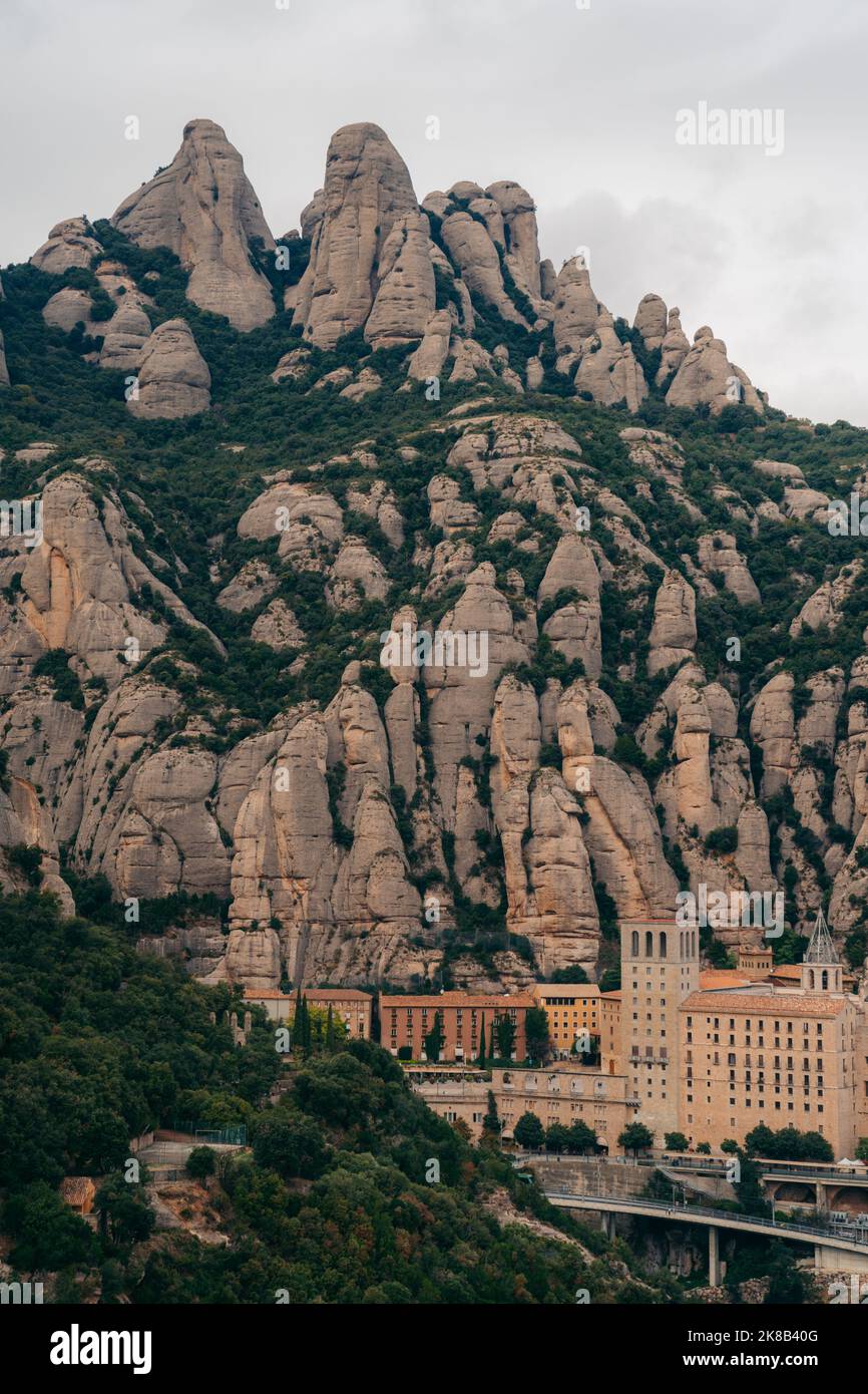 Montserrat bei bewölktem Wetter während der Spätsommersaison. Barcelona Katalonien Spanien Stockfoto