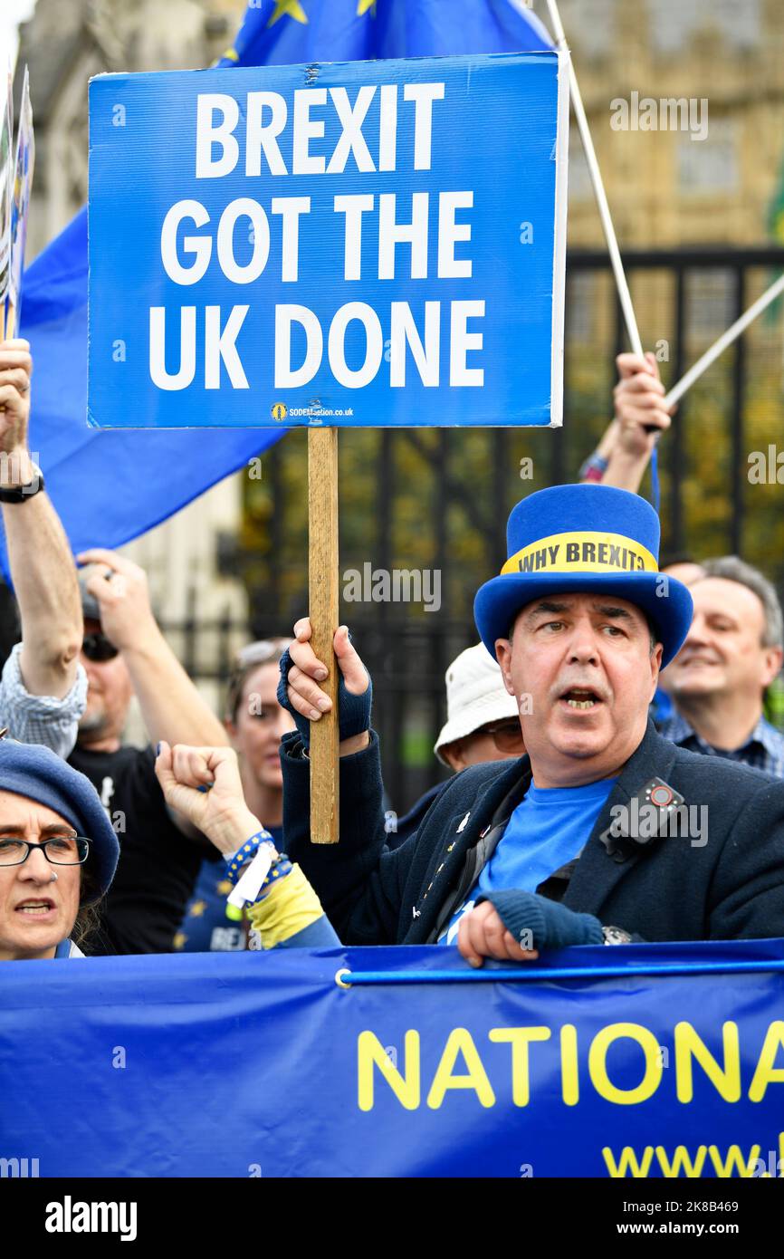 Die Demonstranten nehmen an einem nationalen Wiederzusammenmarsch auf dem Parliament Square in London Teil. Der Protest dient der Unterstützung des Wiederbeitritts Großbritanniens zur Europäischen Union. Bilddatum: Samstag, 22. Oktober 2022. Stockfoto