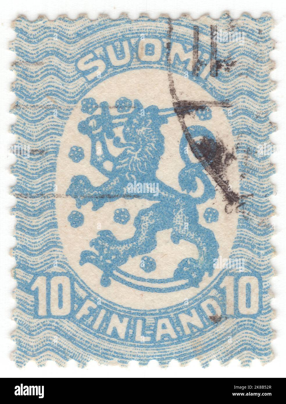 FINNLAND - 1921: Eine hellblaue Briefmarke mit 10 Pennien, die finnische heraldische Symbole zeigt: Gekrönter Löwe, Schwert, Säbel und stilisierte Blumen. Helsinki Ist Stockfoto