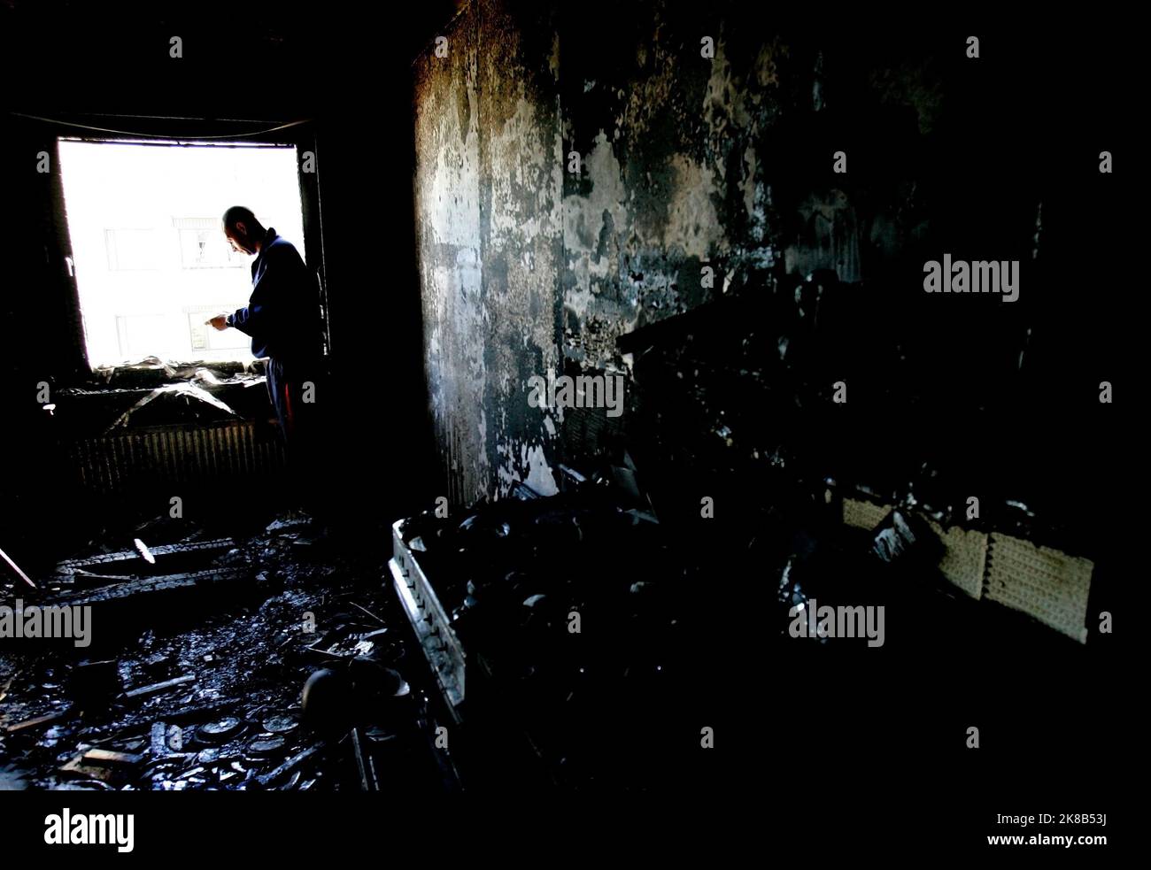 Polizeiforensiker vor Ort in einer ausgebrannten Wohnung nach einem Brand auf einem Küchenherd. Stockfoto