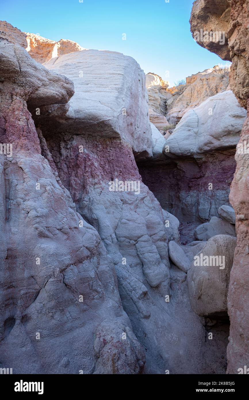 Foto aufgenommen im Paint Mines Interpretive Park in der Eastern Plains of Colorado (in der Nähe von Calhan) - dieses Gebiet ist von Winden geformt und birgt Naturwunder. Stockfoto
