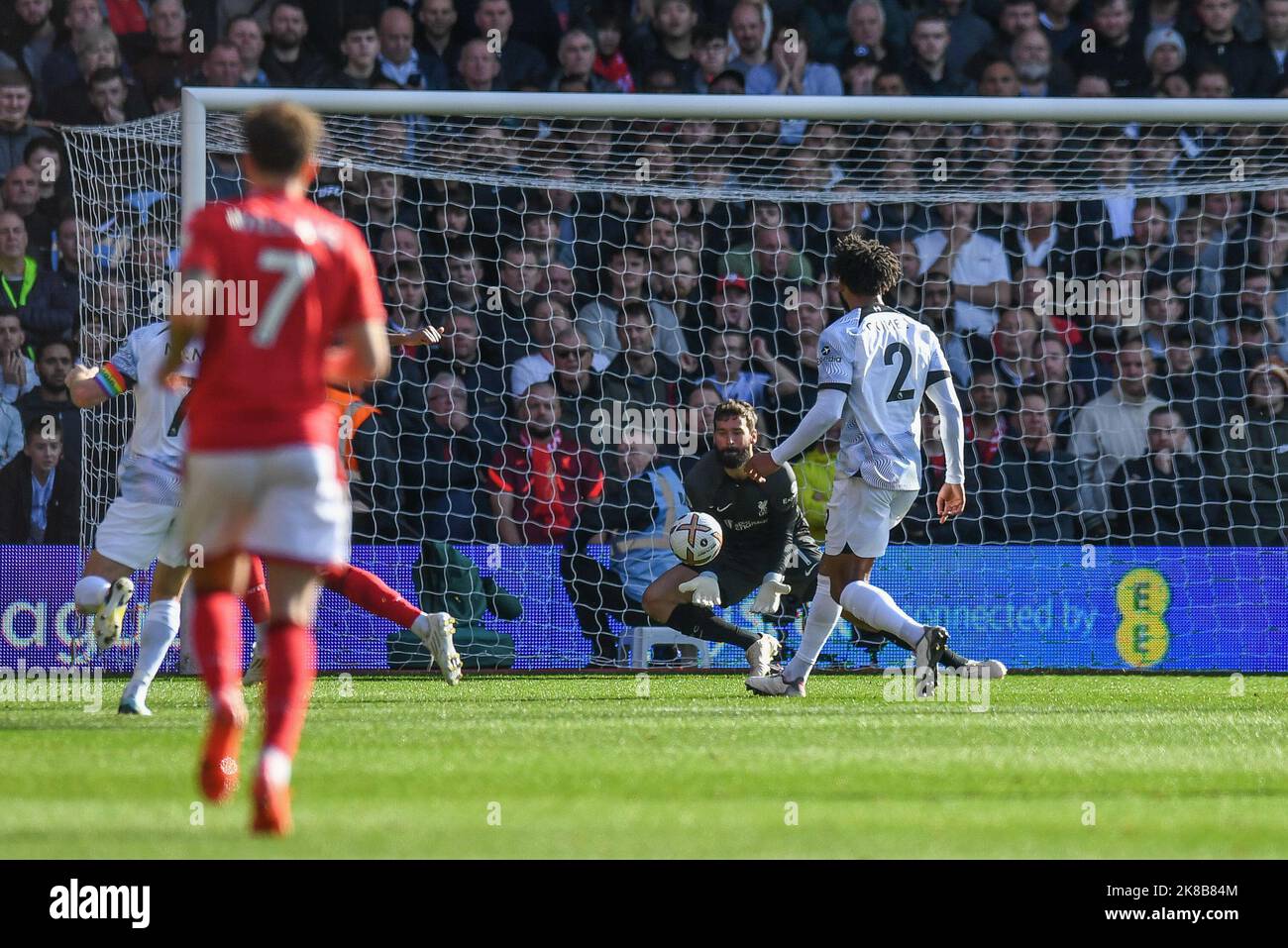 Nottingham, Großbritannien. 22. Oktober 2022. Alisson Becker #1 aus Liverpool macht beim Premier League Spiel Nottingham Forest gegen Liverpool im City Ground, Nottingham, Großbritannien, 22.. Oktober 2022 (Foto von Mike Jones/News Images) Credit: News Images LTD/Alamy Live News Stockfoto