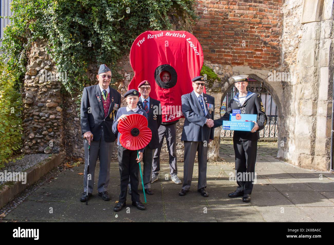 Brentwood Essex uk 2022 Poppy Appeal Launch Olivia Francoist der Bürgermeister von Brentwood mit der königlichen britischen Legion Stockfoto