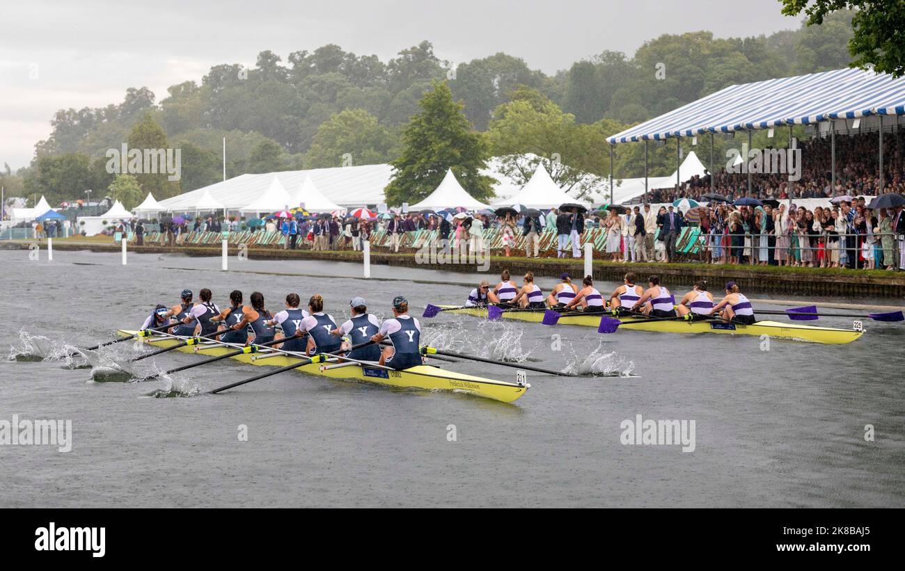 Die Henley Royal Regatta, eine jährliche Ruderveranstaltung, findet auf der Themse statt. Im Bild: Rennen der Yale University, USA (L) gegen die University of London Stockfoto