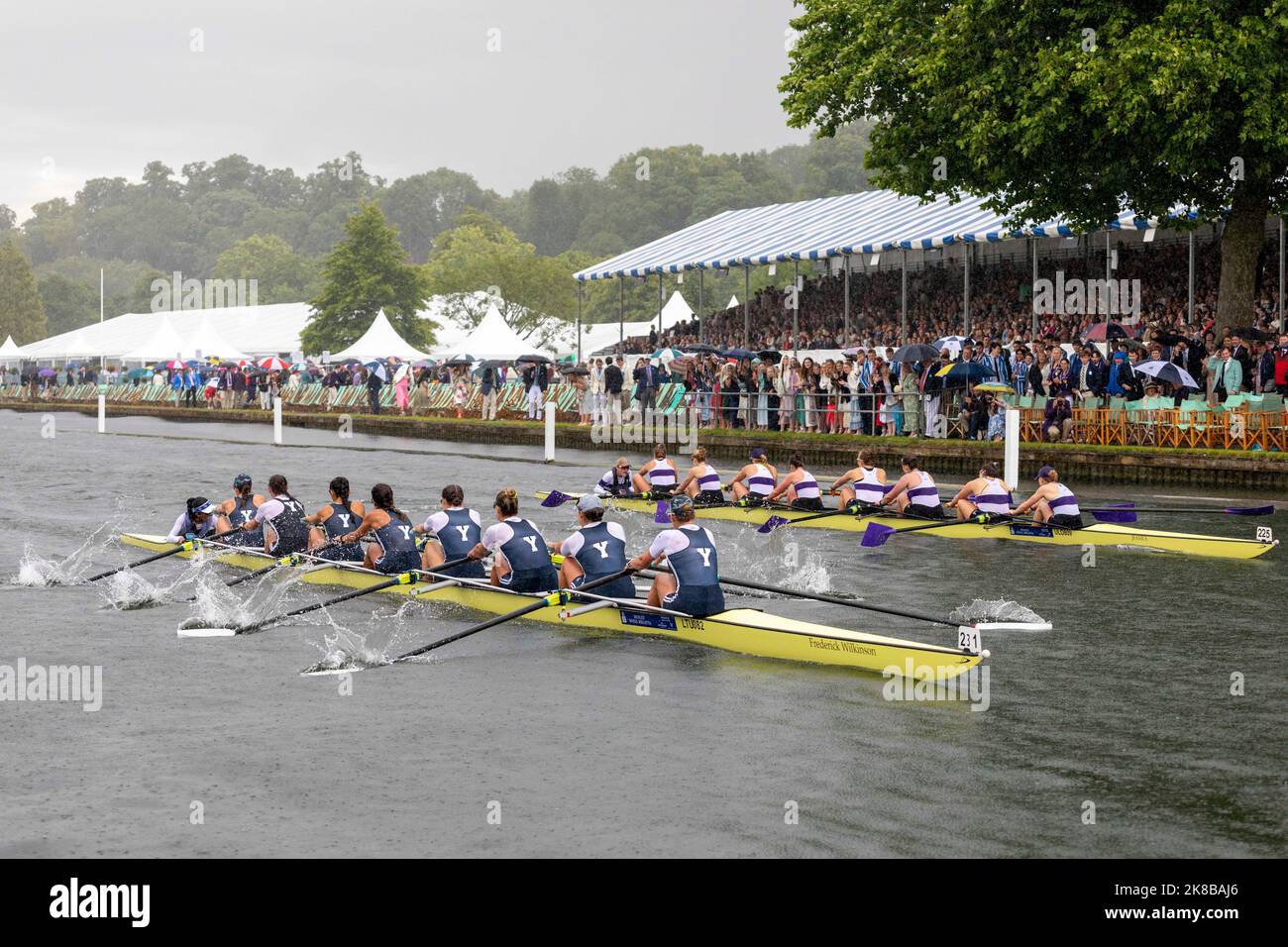 Die Henley Royal Regatta, eine jährliche Ruderveranstaltung, findet auf der Themse statt. Im Bild: Rennen der Yale University, USA (L) gegen die University of London Stockfoto