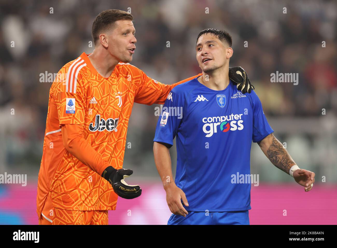 Turin, Italien, 21.. Oktober 2022. Wojciech Szczesny von Juventus diskutiert mit Martin Satriano vom FC Empoli während des Serie-A-Spiels im Allianz-Stadion in Turin. Bildnachweis sollte lauten: Jonathan Moscrop / Sportimage Stockfoto