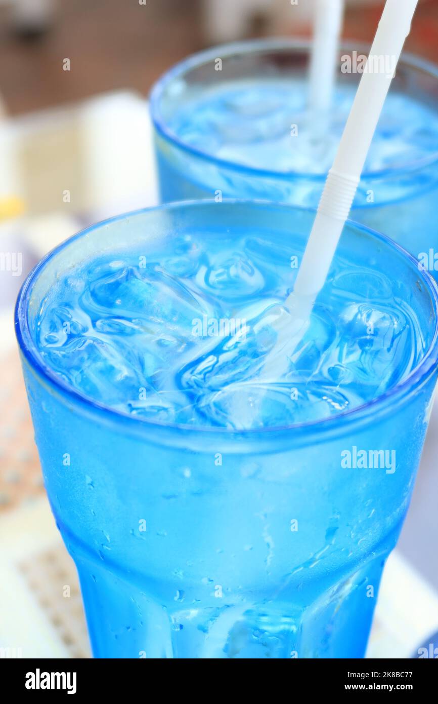 Alkoholfreie Getränke mit Eis in einem blauen Glas Stockfoto