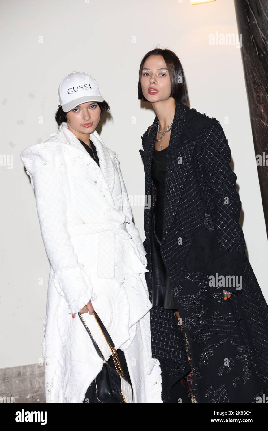 Anna Kuprienko und Sophia Kuprienko (Bloom Twins) nehmen an der Mithridate Frühjahr/Sommer 2023 Runway Show im Battersea Arts Centre in London, Großbritannien, Teil. Stockfoto