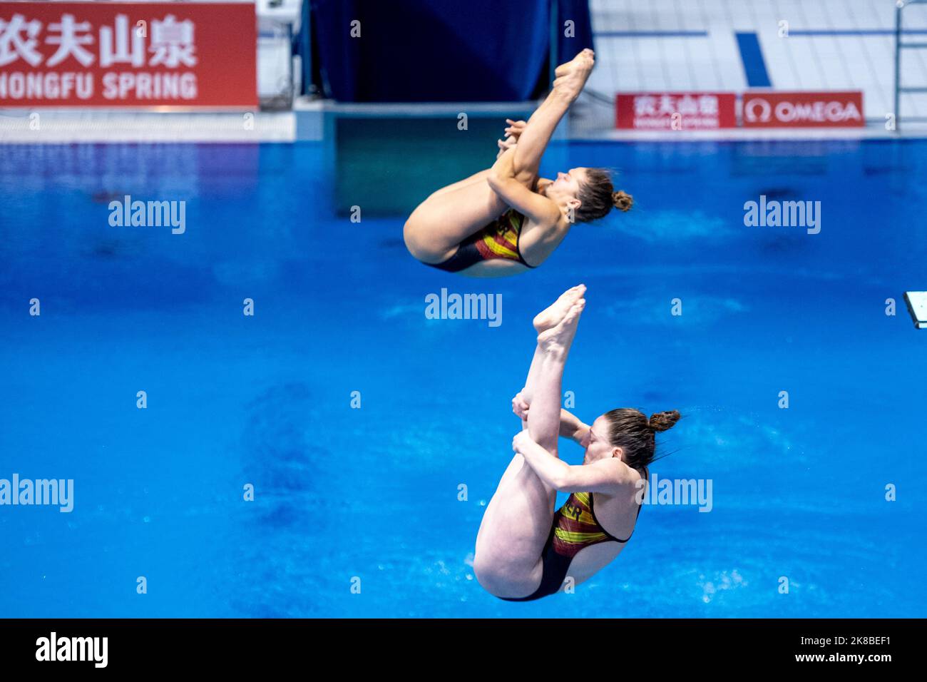 Berlin, Deutschland. 22. Oktober 2022. Wassertauchen: WM, Entscheidungen, Synchronspringen 3 m, Frauen: Jana Lisa Rother (vorne) und Saskia Oettinghaus aus Deutschland in Aktion. Sie nahmen den zweiten Platz ein. Quelle: Christophe Gateau/dpa/Alamy Live News Stockfoto