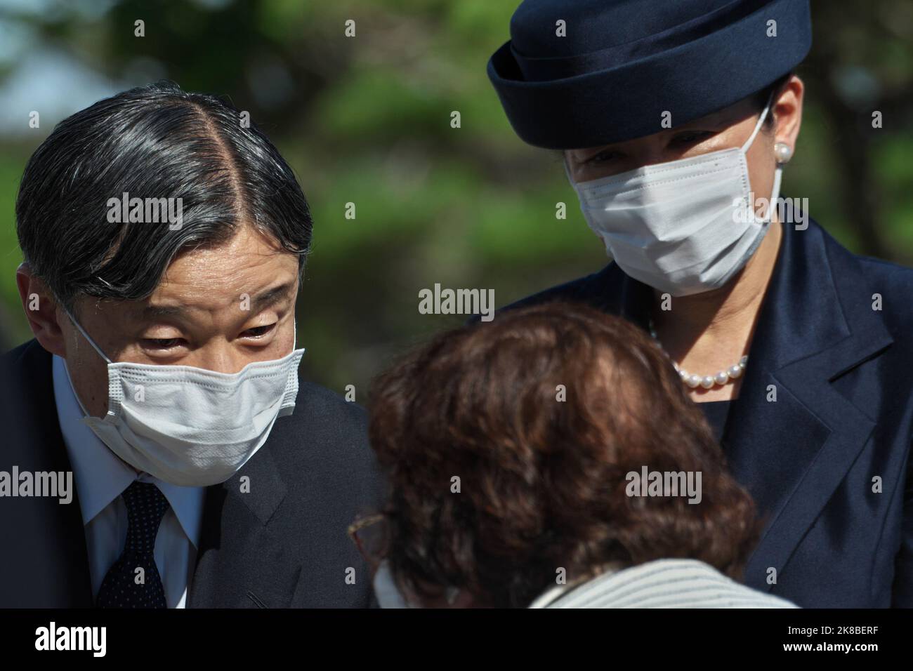 Itoman, Japan. 22. Oktober 2022. Der japanische Kaiser Naruhito und die Kaiserin Masako sprechen am Samstag, den 22. Oktober 2022, mit einer trauernden Familie von Kriegsopfern, nachdem sie auf dem Nationalfriedhof im Peace Memorial Park in Itoman, Präfektur Okinawa, Japan, Blumen dargebracht hatten. Foto von Keizo Mori/UPI Credit: UPI/Alamy Live News Stockfoto