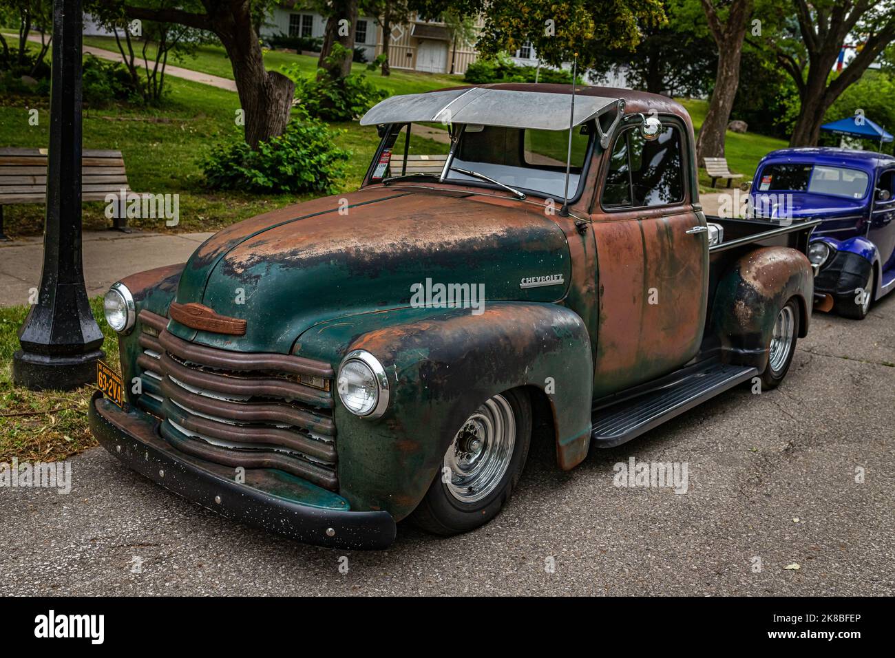 Des Moines, IA - 01. Juli 2022: Vorderansicht eines alten Chevrolet Advance Design 3100 Pickup Trucks aus dem Jahr 1951 auf einer lokalen Automobilmesse. Stockfoto