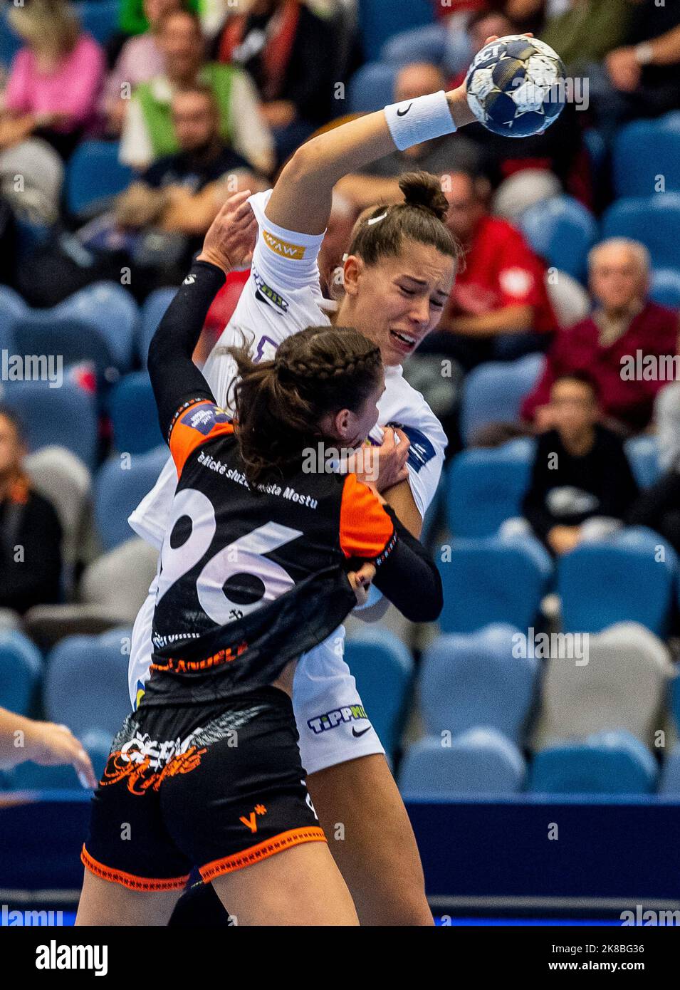 Chomutov, Tschechische Republik. 22. Oktober 2022. L-R Veronika Mikulaskova von Most und Emily Bolk aus Budapest im Einsatz beim EHF Champions League Women 6.-Rundspiel DHK Banik Most gegen Ferencvaros Budapest in Most, Tschechische Republik, 22. September 2022. Quelle: Ondrej Hajek/CTK Photo/Alamy Live News Stockfoto