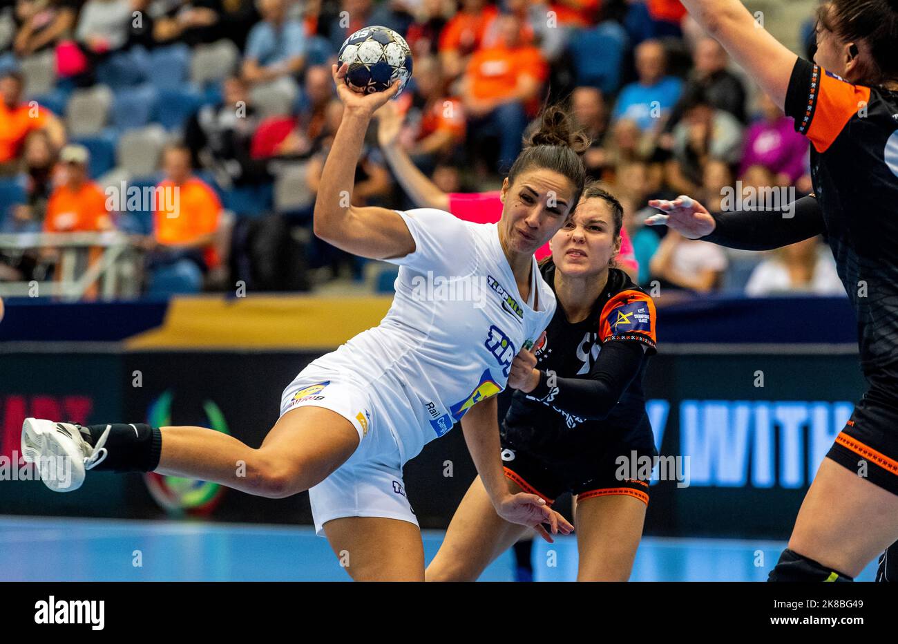 Chomutov, Tschechische Republik. 22. Oktober 2022. L-R Zita Szucsanszki aus Budapest und Veronika Mikulaskova von den meisten im Einsatz während des EHF Champions League Women 6.-Round-Matches DHK Banik Most gegen Ferencvaros Budapest in Most, Tschechische Republik, 22. September 2022. Quelle: Ondrej Hajek/CTK Photo/Alamy Live News Stockfoto