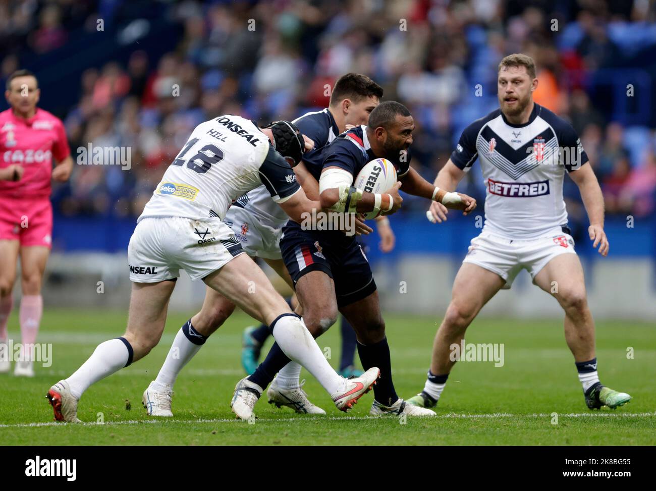 Der französische Samisoni Langi wird während des Rugby-League-Weltcup-Spiels der Gruppe A im Bolton-Stadion der Universität von Bolton angegangen. Bilddatum: Samstag, 22. Oktober 2022. Stockfoto