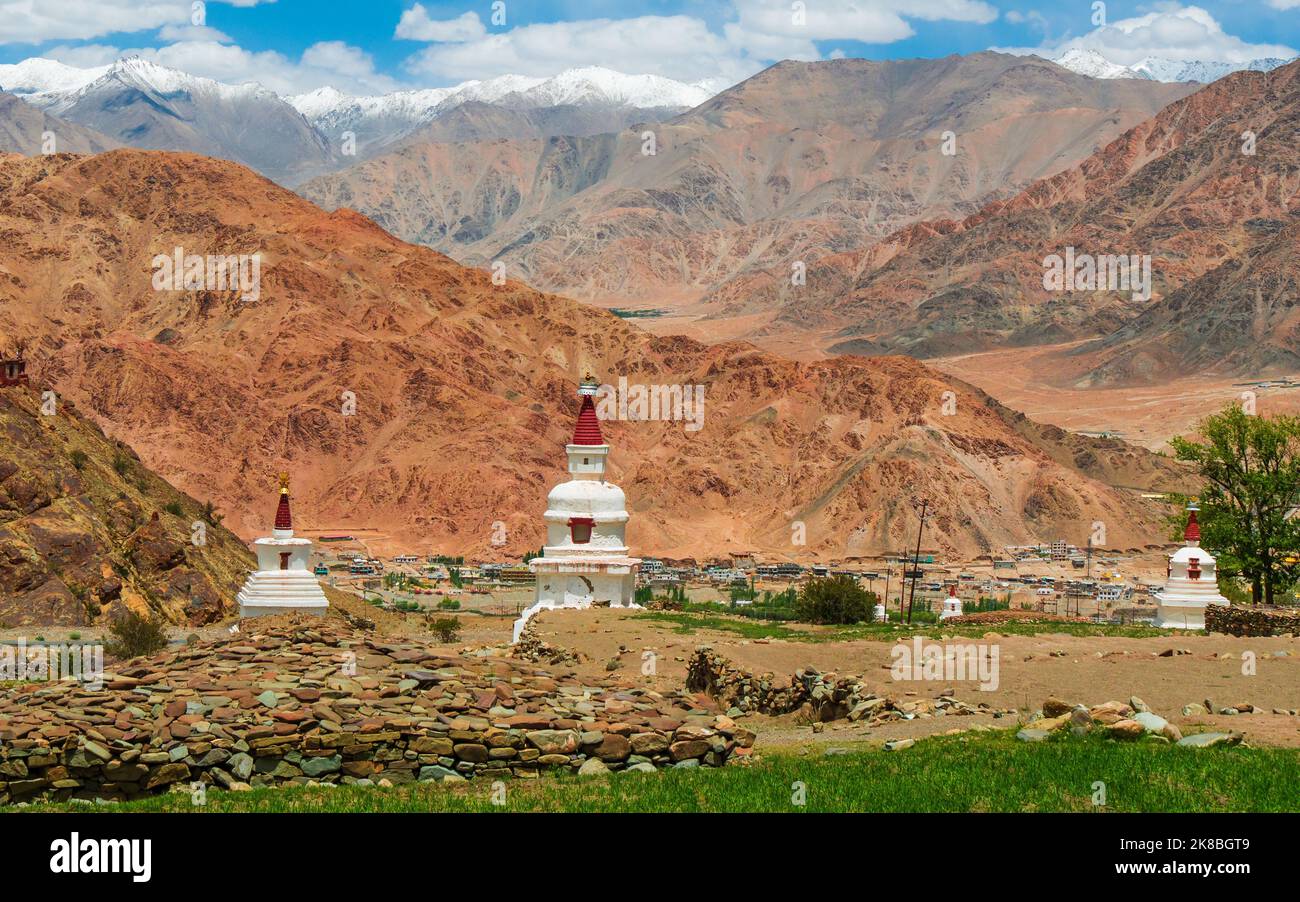 Buddhistische Stupa mit schöner Bergkette von Ladakh, dem höchsten Hochplateau in Indien. Stockfoto
