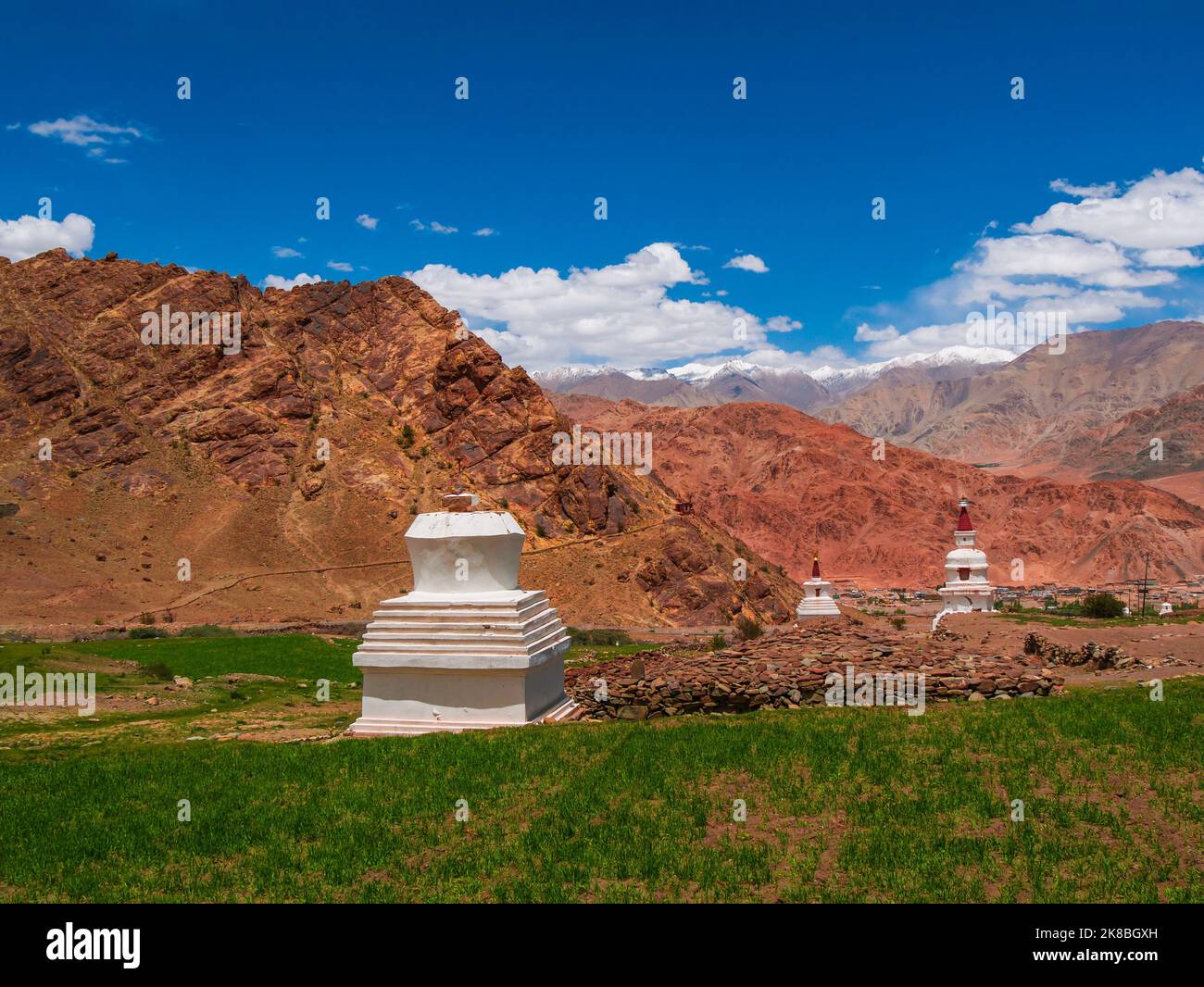 Buddhistische Stupa mit schöner Bergkette von Ladakh, dem höchsten Hochplateau in Indien. Stockfoto
