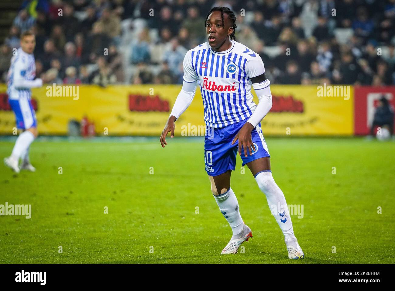 Odense, Dänemark. 21. Oktober 2022. Franco Tongya (10) von ob beim Superliga-Spiel 3F zwischen Odense Boldklub und Lyngby Boldklub im Nature Energy Park in Odense. (Foto: Gonzales Photo/Alamy Live News Stockfoto