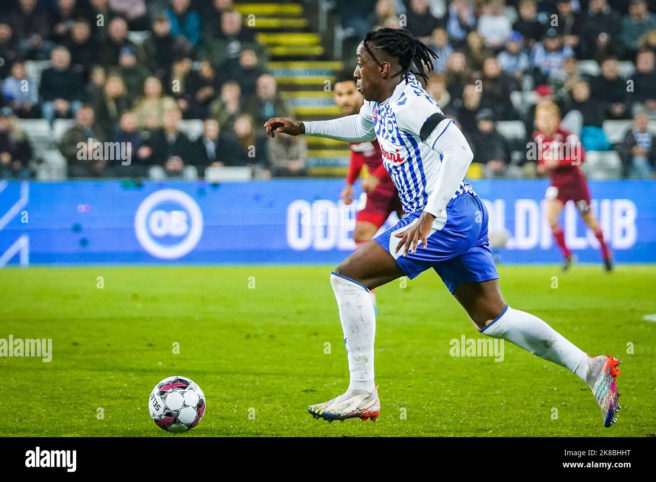 Odense, Dänemark. 21. Oktober 2022. Franco Tongya (10) von ob beim Superliga-Spiel 3F zwischen Odense Boldklub und Lyngby Boldklub im Nature Energy Park in Odense. (Foto: Gonzales Photo/Alamy Live News Stockfoto