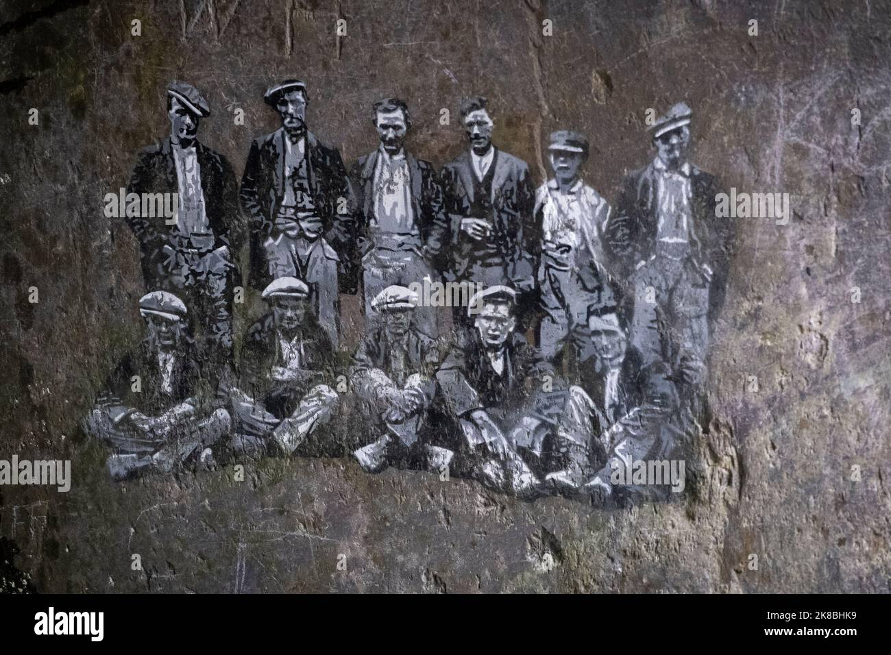 Graffiti-Kunstwerke in einem Tunnel im Dinorwic Slate Quarry zwischen den Dörfern Dinorwig und Llanberis, Snowdonia, North Wales, Großbritannien Stockfoto