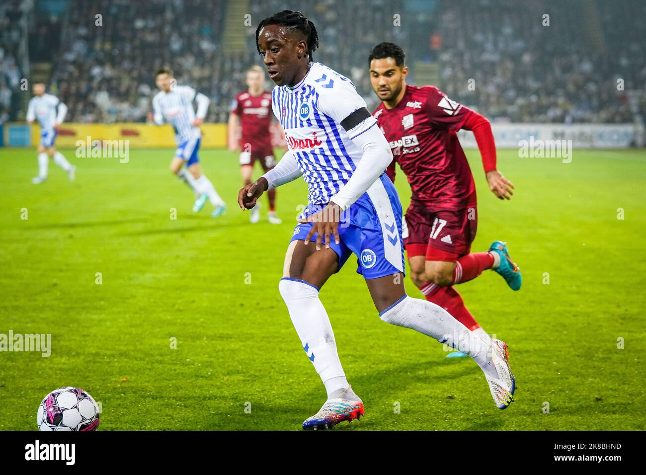 Odense, Dänemark. 21. Oktober 2022. Franco Tongya (10) von ob beim Superliga-Spiel 3F zwischen Odense Boldklub und Lyngby Boldklub im Nature Energy Park in Odense. (Foto: Gonzales Photo/Alamy Live News Stockfoto