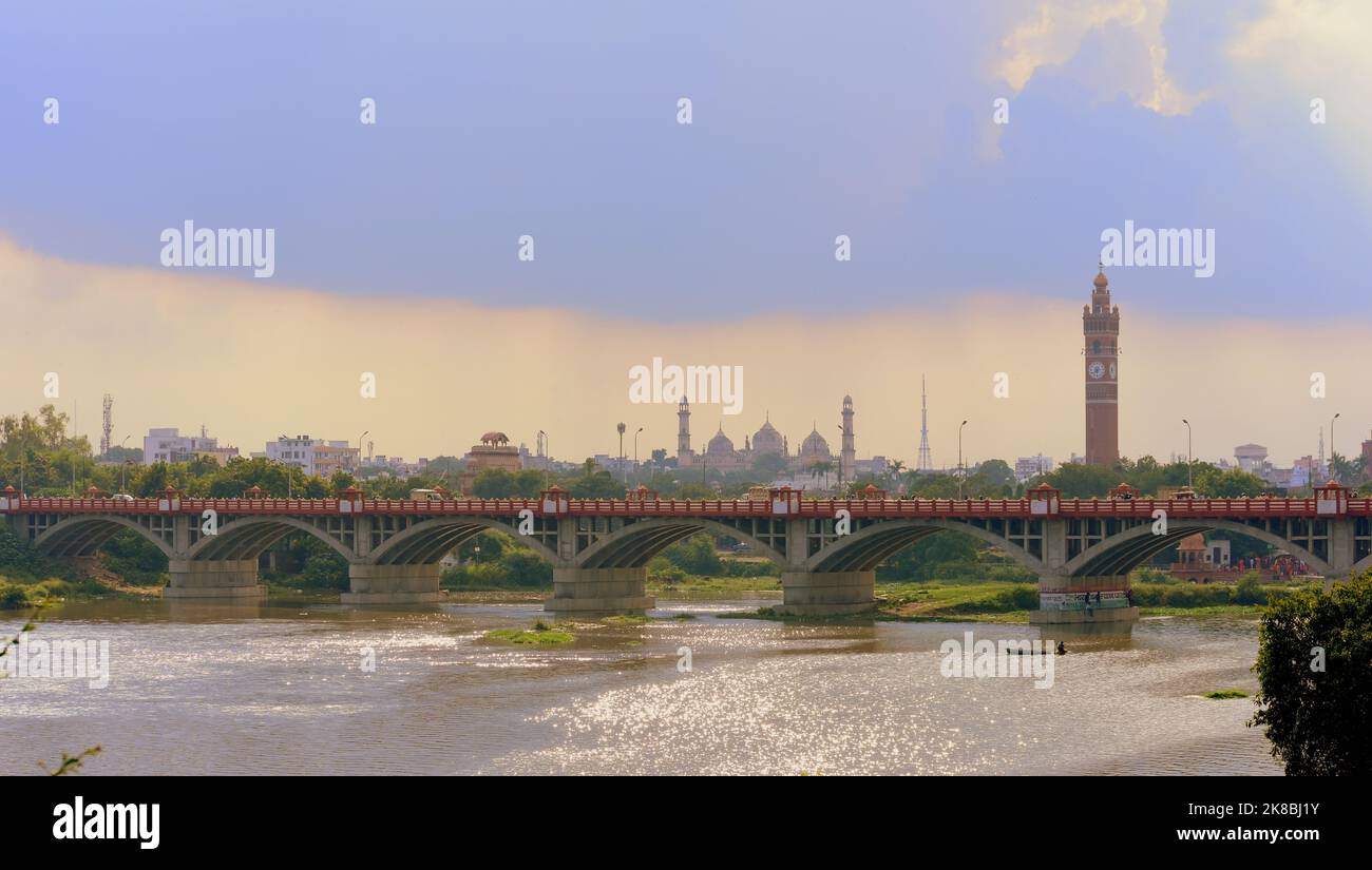 Blick auf die Stadt Uttar Pradesh, Indien, mit Blick auf den Gomti-Fluss in Lucknow. Stockfoto
