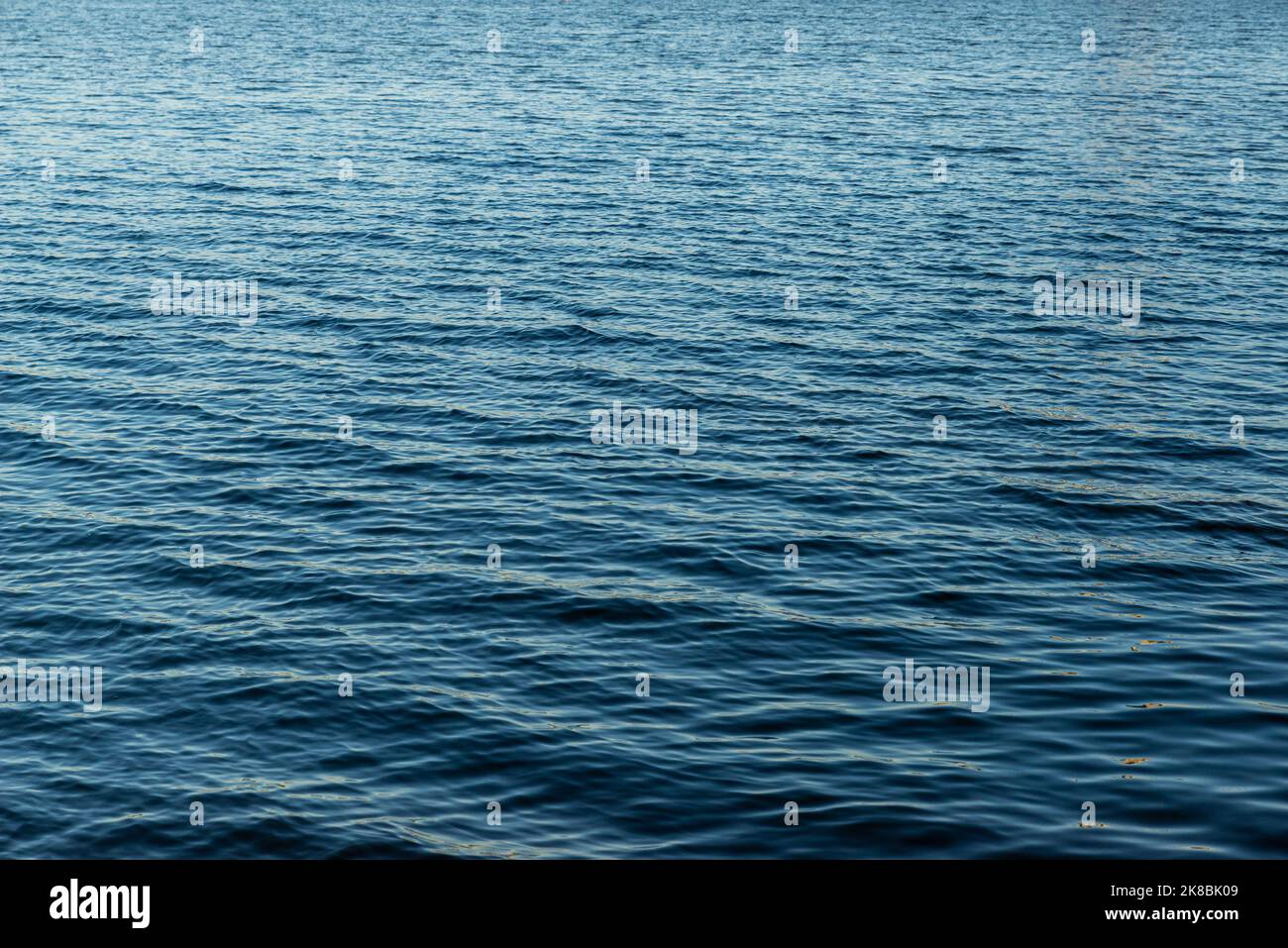 Wasseroberfläche mit Wellen und Sonnenstrahlen Reflexionen Dnipro Ukraine Stockfoto