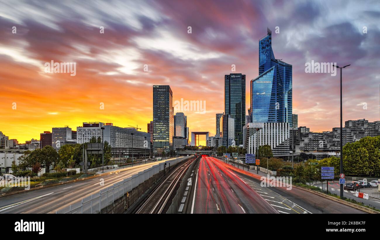 Frankreich. Hauts-de-seine (92) Neuilly-sur-seine. Distrikt La Défense. Die Türme von La Defense und La Grand Arche bei Sonnenuntergang von der Pont de Neuilly Stockfoto