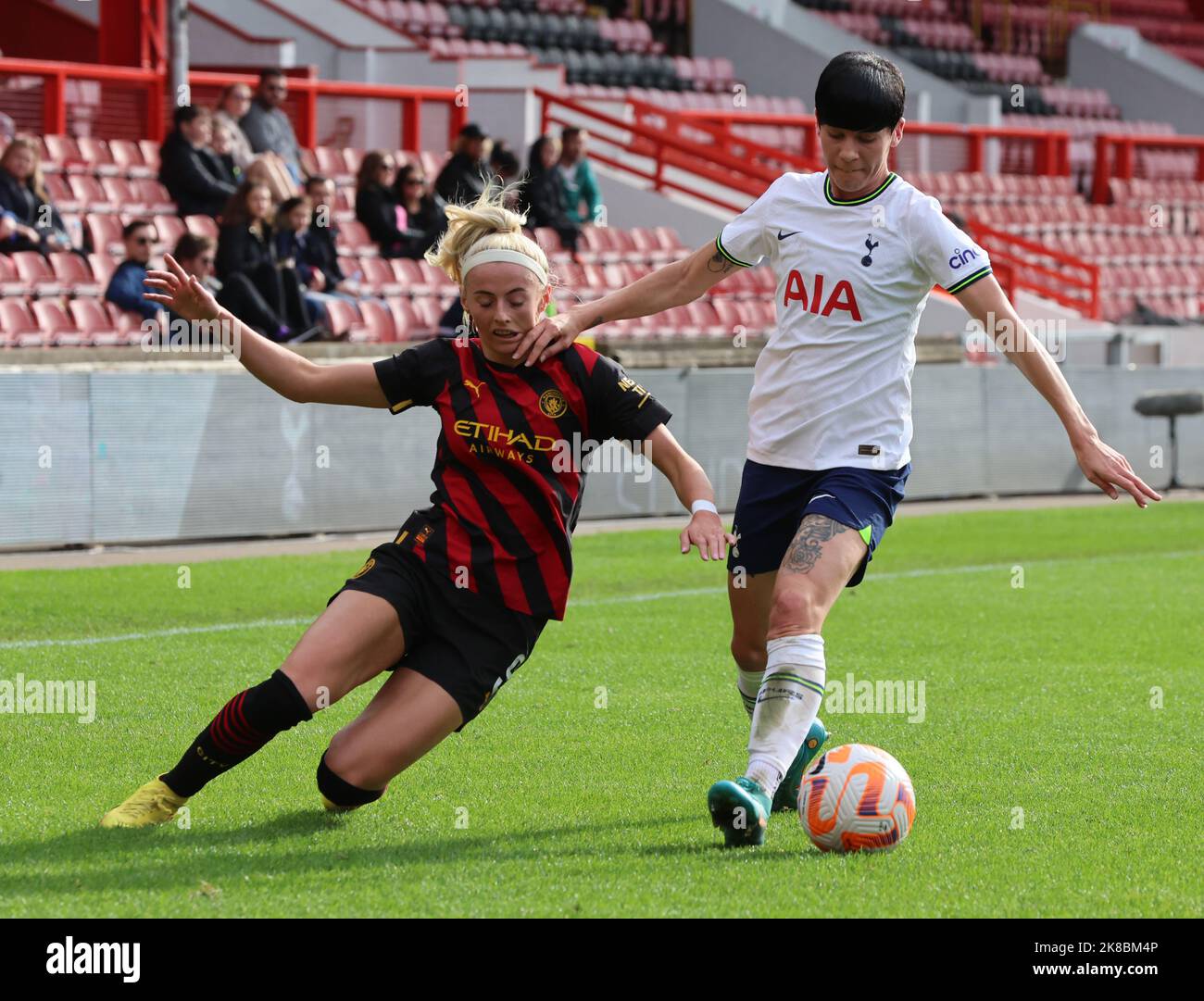 London, Großbritannien. 22. Oktober 2022. L-R Chloe Kelly vom Manchester City WFC tritt gegen Ashleigh Neville von Tottenham Hotspur Women während des FA Women's Super League Fußballmatches zwischen Tottenham Hotspur Women und Manchester City Women auf der Brisbane Road in London, Großbritannien, am 22.. Oktober 2022 an. Quelle: Action Foto Sport/Alamy Live News Stockfoto