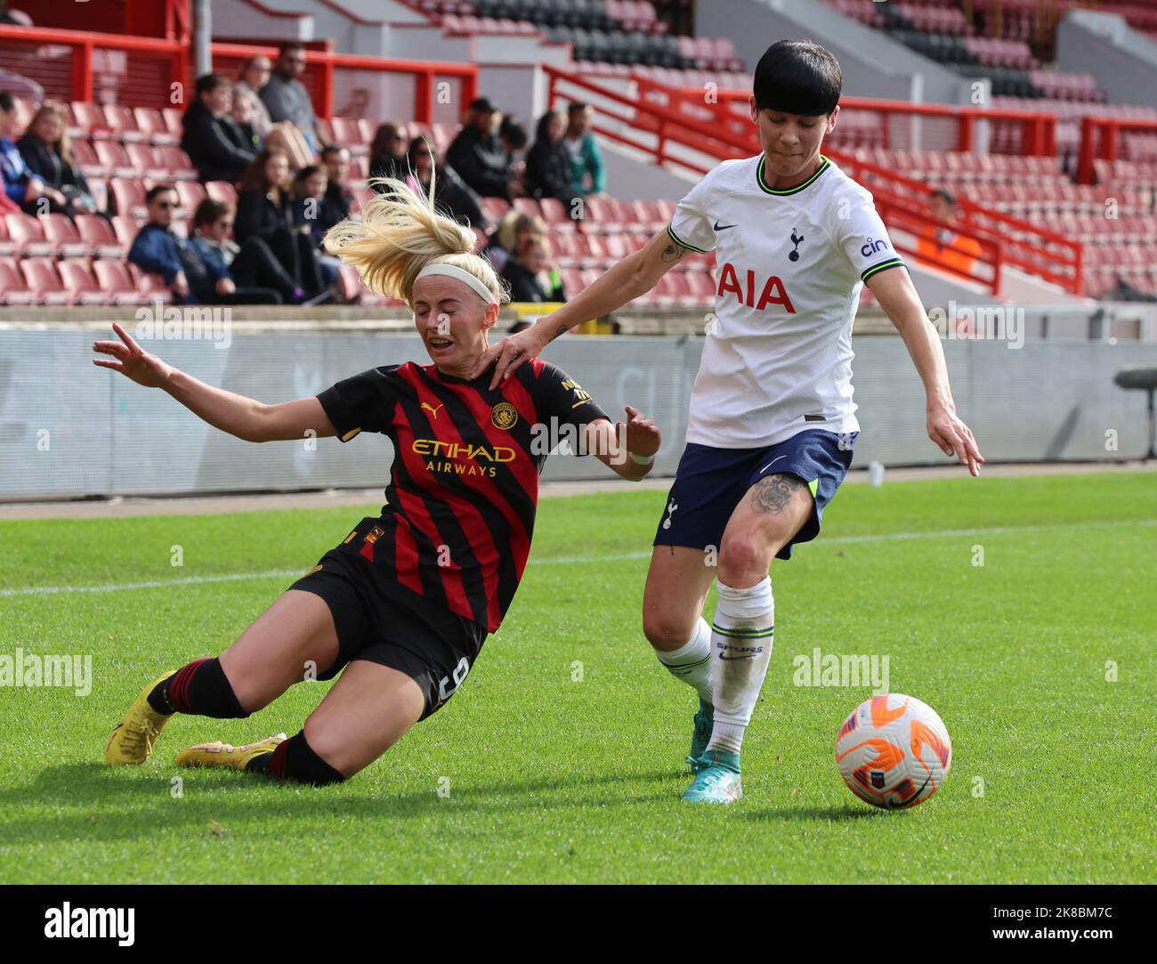 London, Großbritannien. 22. Oktober 2022. L-R Chloe Kelly vom Manchester City WFC tritt gegen Ashleigh Neville von Tottenham Hotspur Women während des FA Women's Super League Fußballmatches zwischen Tottenham Hotspur Women und Manchester City Women auf der Brisbane Road in London, Großbritannien, am 22.. Oktober 2022 an. Quelle: Action Foto Sport/Alamy Live News Stockfoto