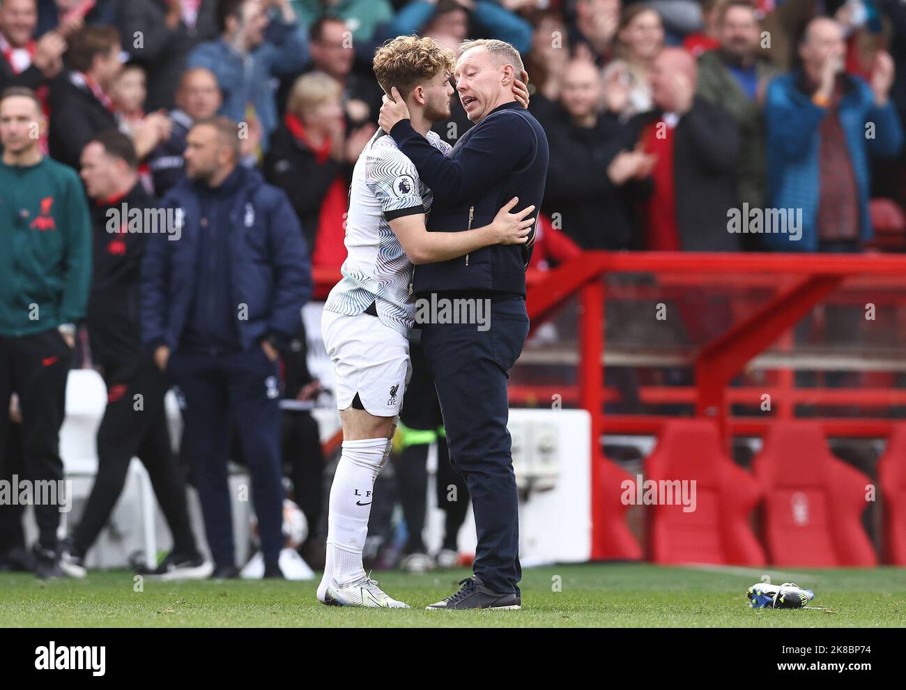 Nottingham, Großbritannien. 22. Oktober 2022. Steve Cooper-Manager von Nottingham Forest und Harvey Elliott von Liverpool umarmen sich nach dem Premier League-Spiel auf dem City Ground, Nottingham. Bildnachweis sollte lauten: Darren Staples/Sportimage Credit: Sportimage/Alamy Live News Stockfoto