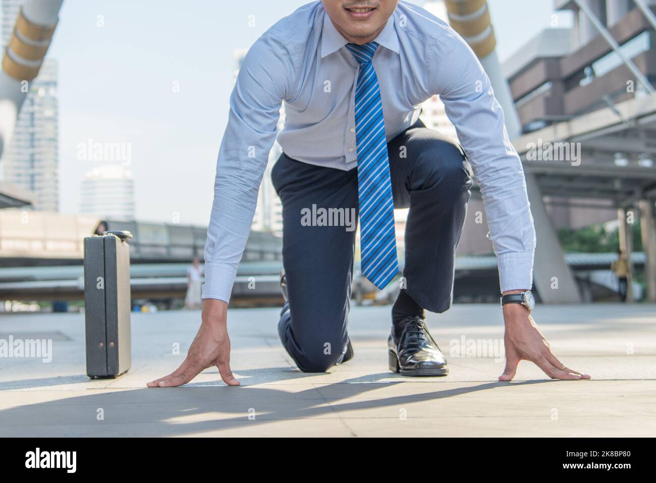 2023 Start, Business man macht sich bereit für Rennen laufen im Geschäft auf dem Stadthintergrund, Business-Wettbewerb erfolgreiche Konzepte. Stockfoto