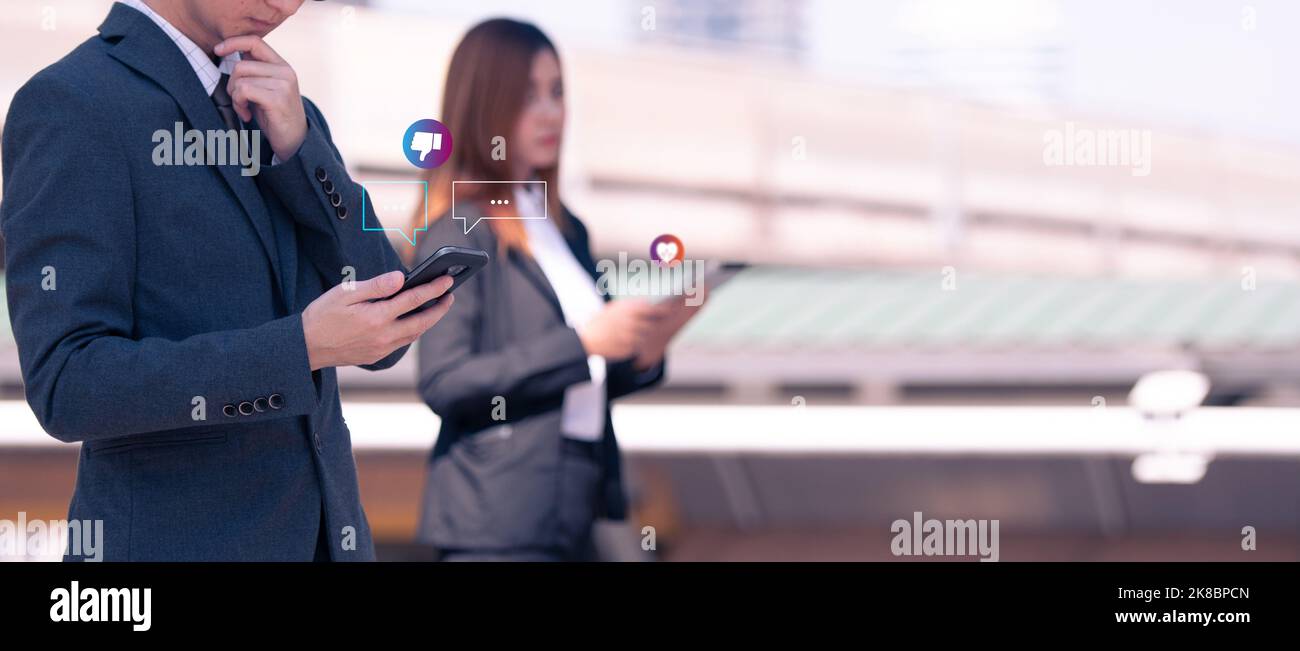 Geschäftsleute, die Smartphone-SMS verwenden Live-Chat-Chat im sozialen Netzwerk, Chat-Unterhaltung zu Hause arbeiten in Chat-Box-Symbolen werden angezeigt. Sozial Stockfoto