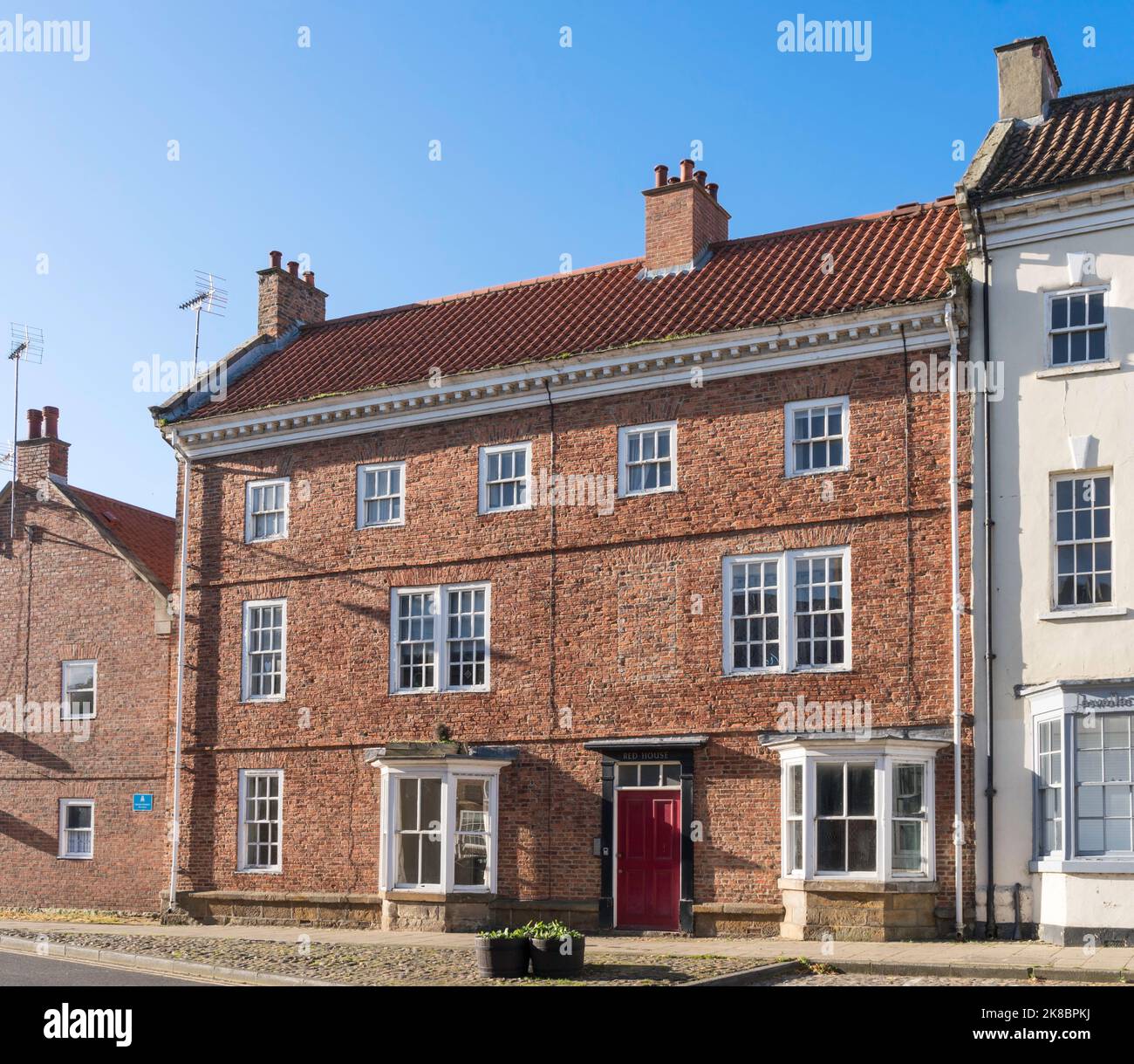 Das Rote Haus ein denkmalgeschütztes Gebäude aus dem frühen 18.. Jahrhundert in Stokesley, North Yorkshire, England, Großbritannien Stockfoto