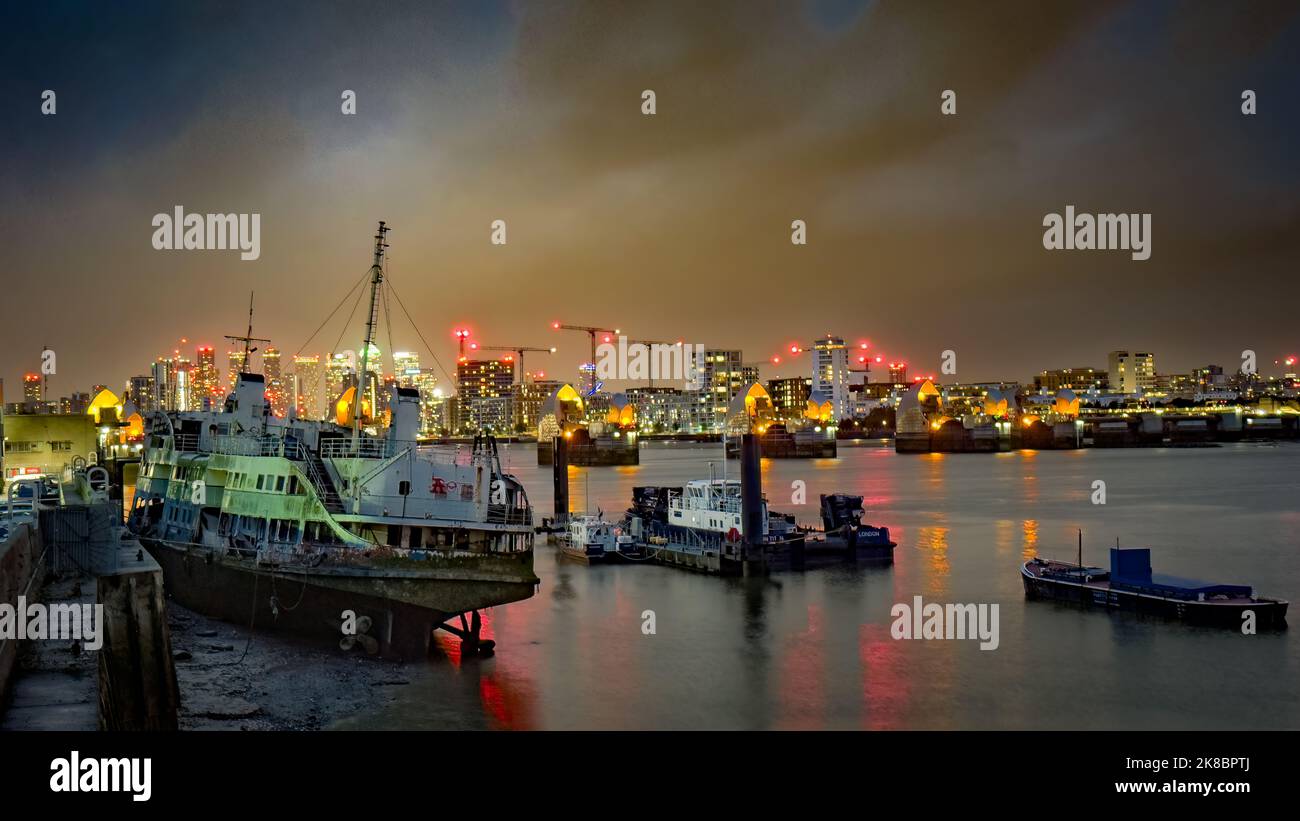 Das Wrack der MV Royal Iris liegt auf der Themse neben der Thames Barrier in der Nacht, London, Großbritannien. Stockfoto