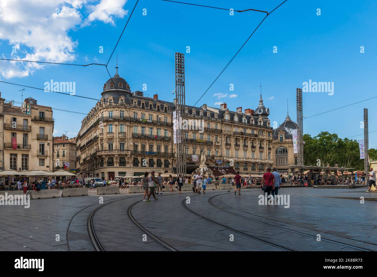 Comedy Square, seine klassischen Fassaden und Straßenbahnschienen, in Montpellier, Frankreich Stockfoto