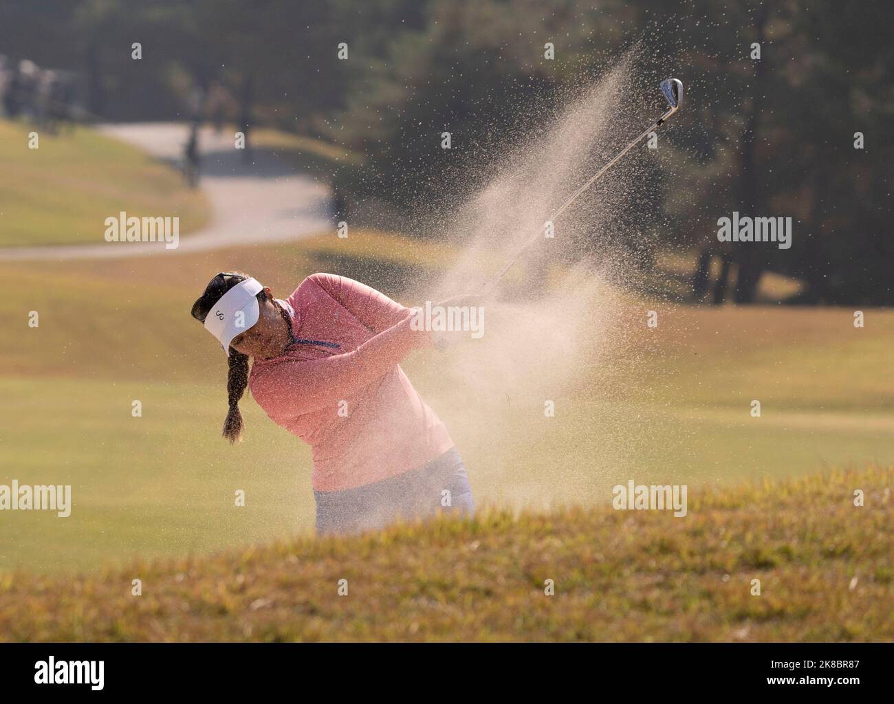 22. Oktober 2022 - Wonju, Südkorea : Lilia Vu aus den Vereinigten Staaten spielt am 22. Oktober 2022 im Oak Valley Country Club in Wonju, Südkorea, ihren zweiten Schuss aus einem Bunker auf dem neunten Fairway auf dem neunten Grün. (Foto: Lee Young-ho/Sipa USA) Stockfoto