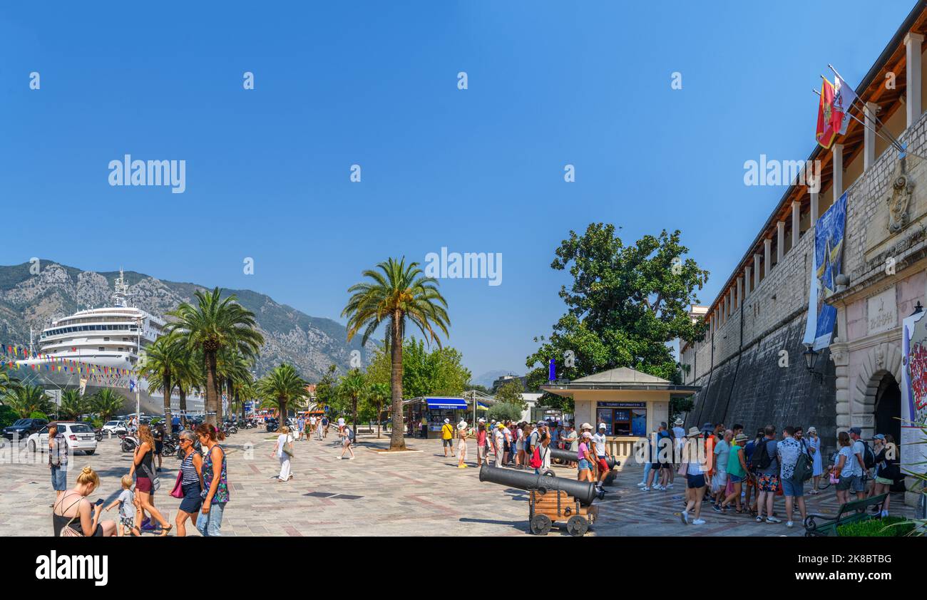 Hafen und Eingang zur Altstadt, Jadranski Put, Kotor, Montenegro Stockfoto