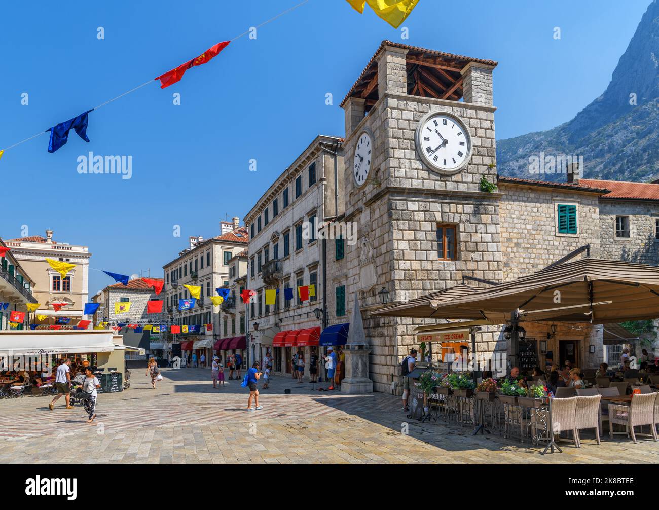 Café / Restaurant in der Altstadt, Platz der Waffen, (Trg od Oružja) Kotor, Montenegro Stockfoto