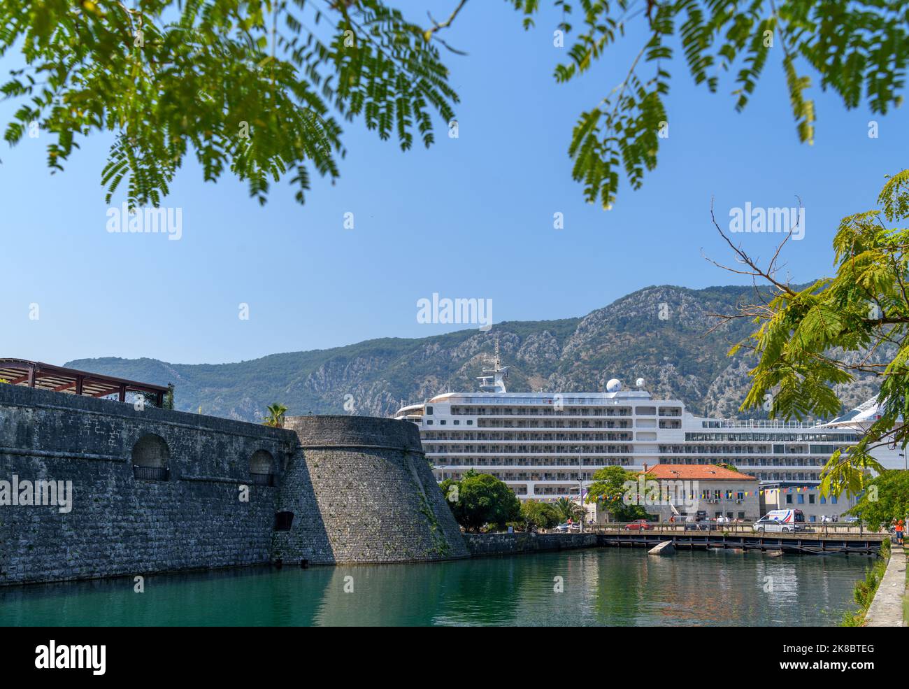 Mauern der Altstadt und des Hafens, Jadranski Put, Kotor, Montenegro Stockfoto