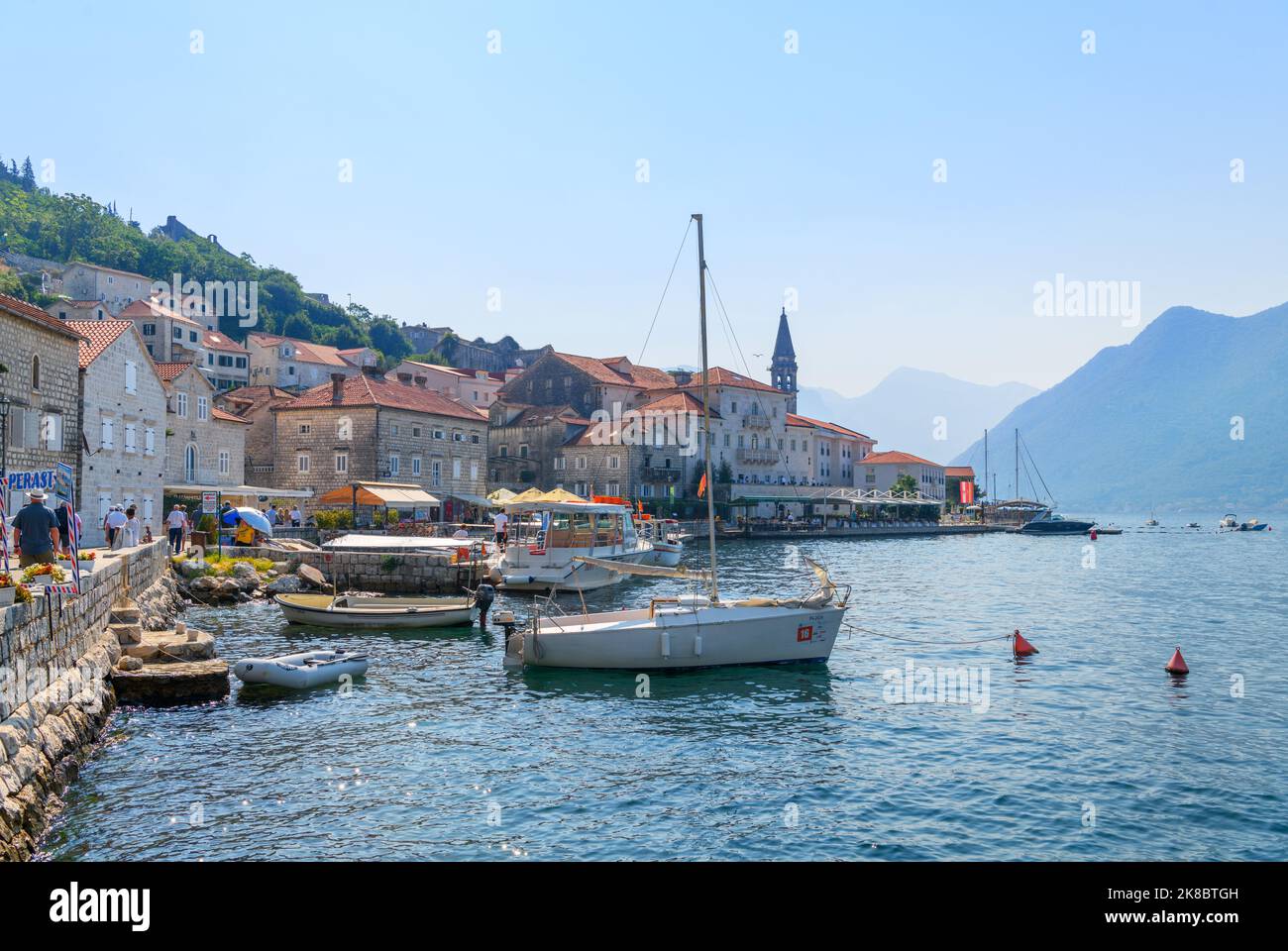 Am Wasser in Perast, Bucht von Kotor, Montenegro Stockfoto
