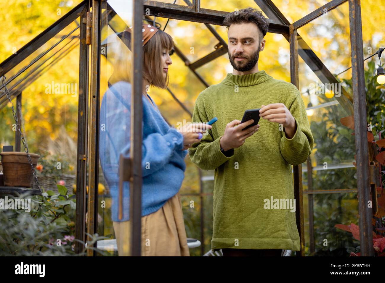 Stilvolles Paar im Garten Stockfoto
