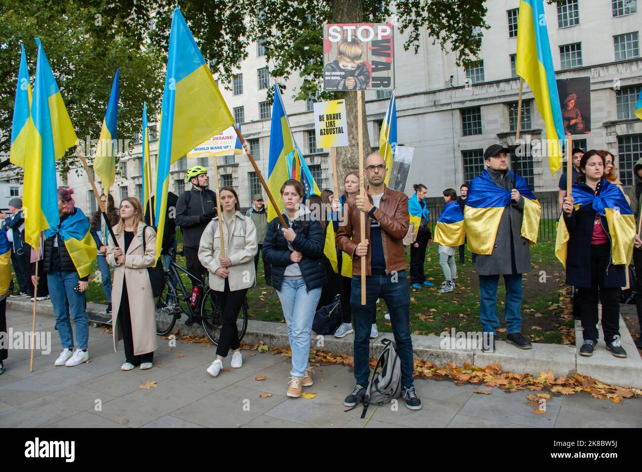 London, Großbritannien. 22. Oktober 2022. Die Ukrainerin hielt eine Demonstration gegen den Iran ab, Belarus hört auf, die russische Invasion in der Ukraine gegenüber der Dwoning-Straße am 22. Oktober 2022, England, Großbritannien, zu unterstützen. Quelle: Siehe Li/Picture Capital/Alamy Live News Stockfoto