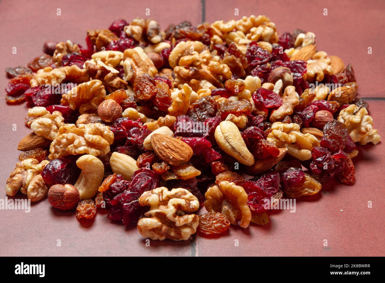 Obst und Nüsse mischen sich auf der Arbeitsplatte Stockfoto