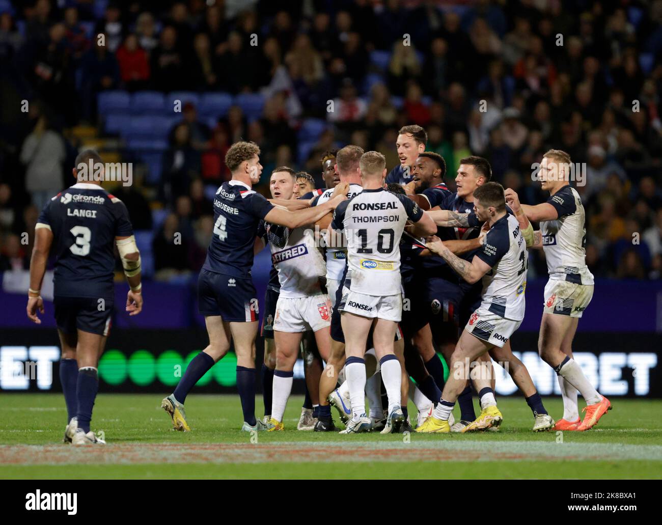Spieler von beiden Seiten treffen während des Rugby-League-Weltcup-Spiels der Gruppe A im University of Bolton Stadium in Bolton aufeinander. Bilddatum: Samstag, 22. Oktober 2022. Stockfoto