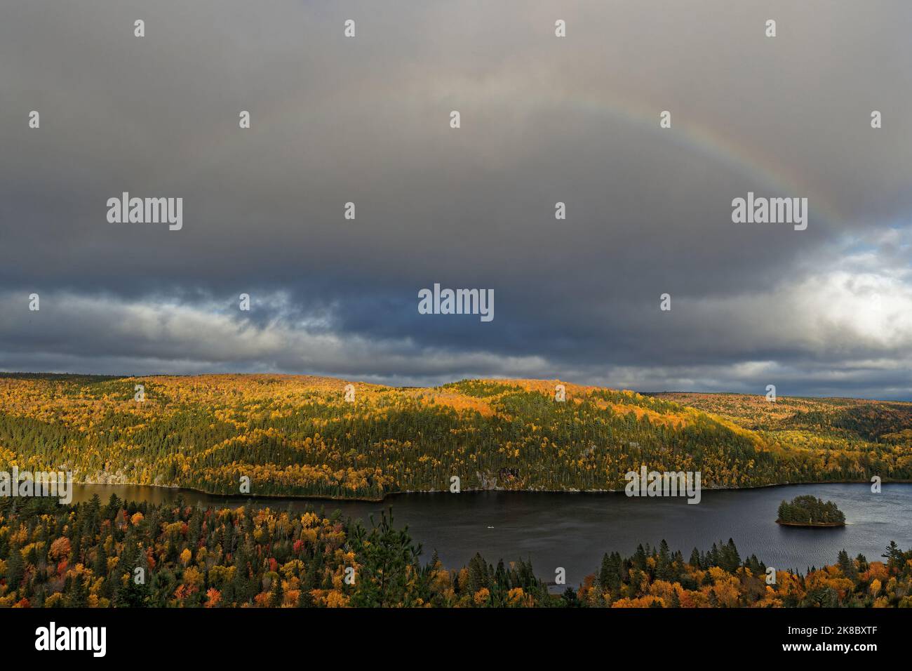 Regenbogen über der Ile-aux-Pins Landschaft, im La Mauricie Park Stockfoto